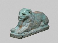 Aeg F 10  Aeg F 10, Vermutlich 26.-30. Dynastie, Liegender Löwe, Helle Fayence, H 1,4 cm, B 0,7 cm, T 2,4 cm : Bestandskatalog Ägypten, Museumsfoto: Claus Cordes